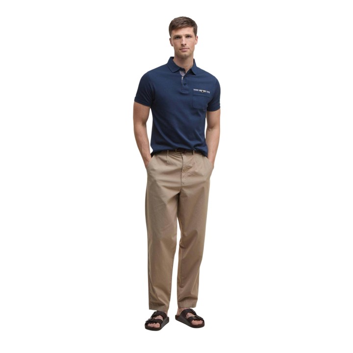 Barbour polo de hombre azul oscuro MML1496 vista frontal de cuerpo entero