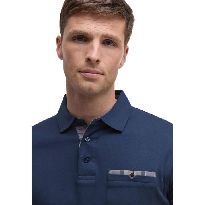 Detalle frontal del polo Barbour de hombre azul oscuro MML1496
