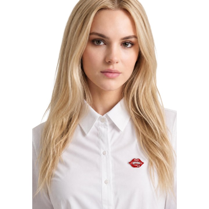 I am broche roja para mujer Spille Rosse en vista frontal sobre camisa