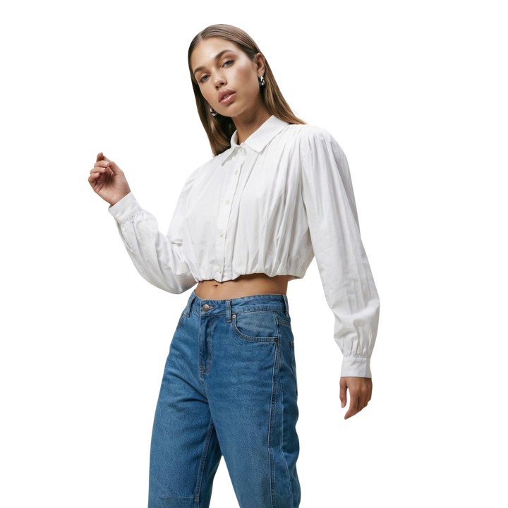 I am camisa cropped de mujer blanca de algodón vista de tres cuartos