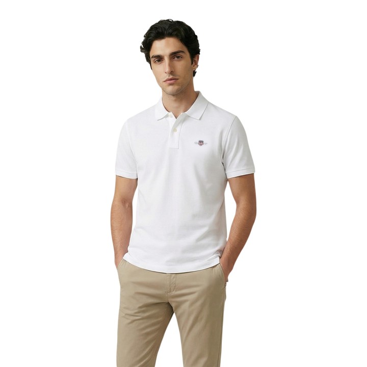 Gant polo de hombre blanco de piqué REG Shield vista frontal de tres cuartos