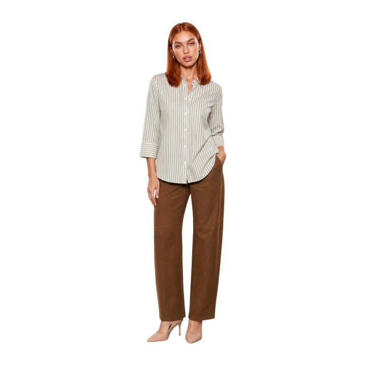 I am camisa de mujer PE26074 de algodón color crema a rayas vista frontal completa