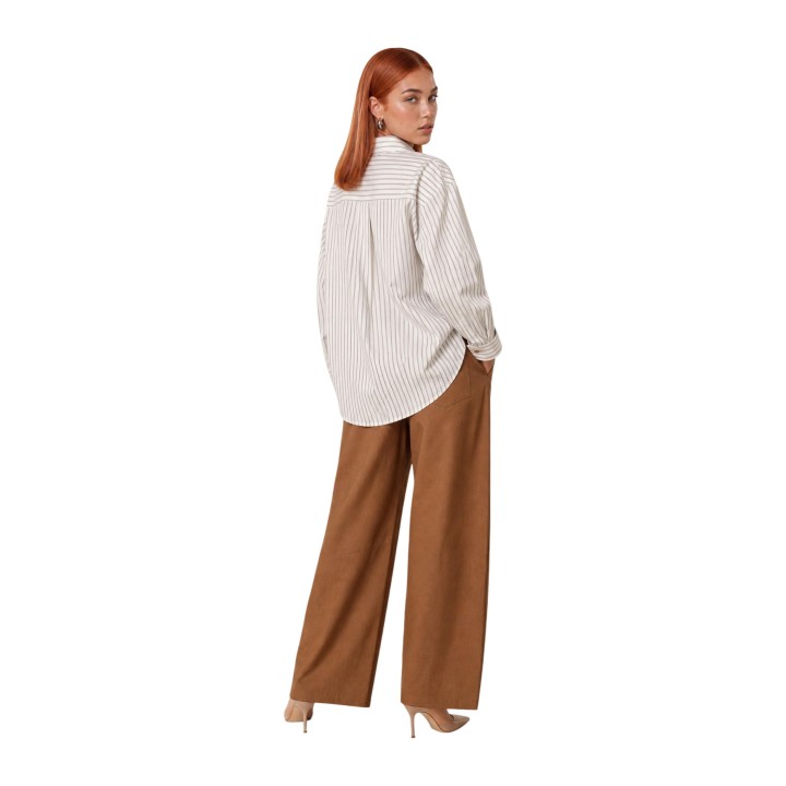 I am camisa de mujer PE26074 de algodón color crema a rayas vista posterior de tres cuartos