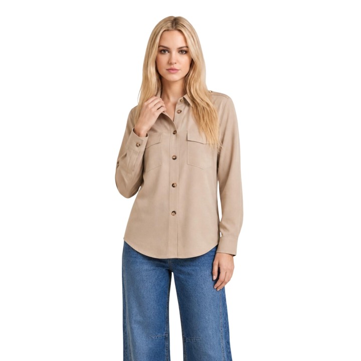 I am camisa de mujer beige modelo 33067 vista frontal con modelo