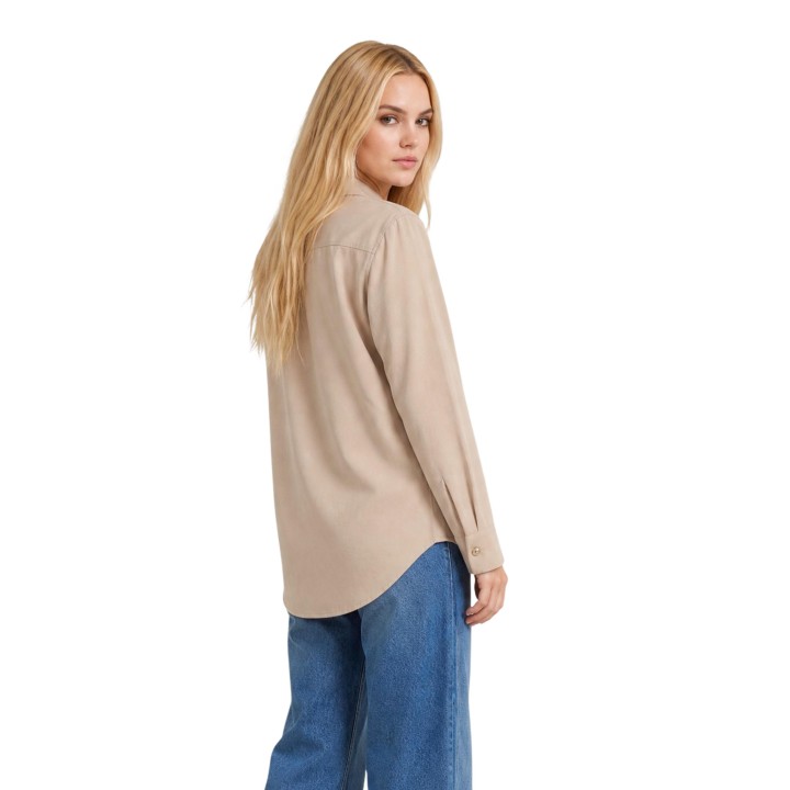 I am camisa de mujer beige modelo 33067 vista posterior de tres cuartos
