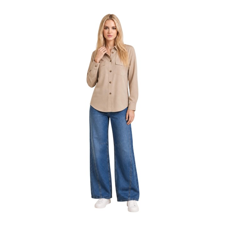 I am camisa de mujer beige modelo 33067 vista frontal de cuerpo entero