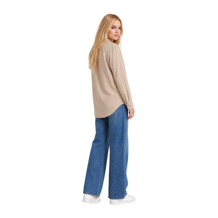 I am camisa de mujer beige modelo 33067 vista posterior de tres cuartos