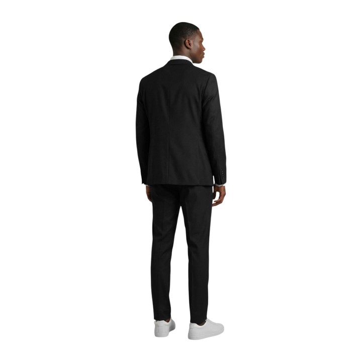 Yos traje negro de hombre vista posterior de tres cuartos