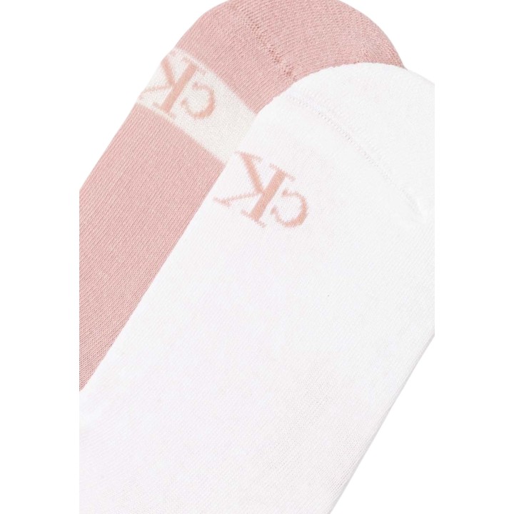 Detalle de calcetines Calvin Klein Jeans de mujer blancos y rosas