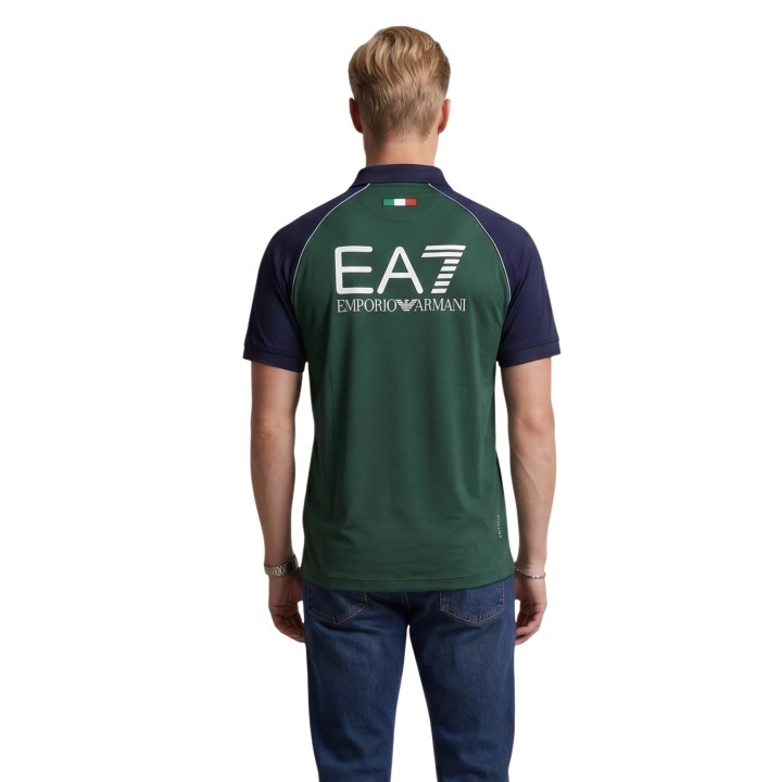 Detalle posterior del polo EA7 de hombre azul y verde