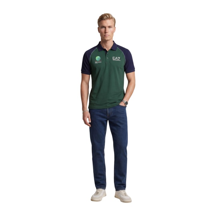 Polo EA7 de hombre azul y verde vista de tres cuartos frontal