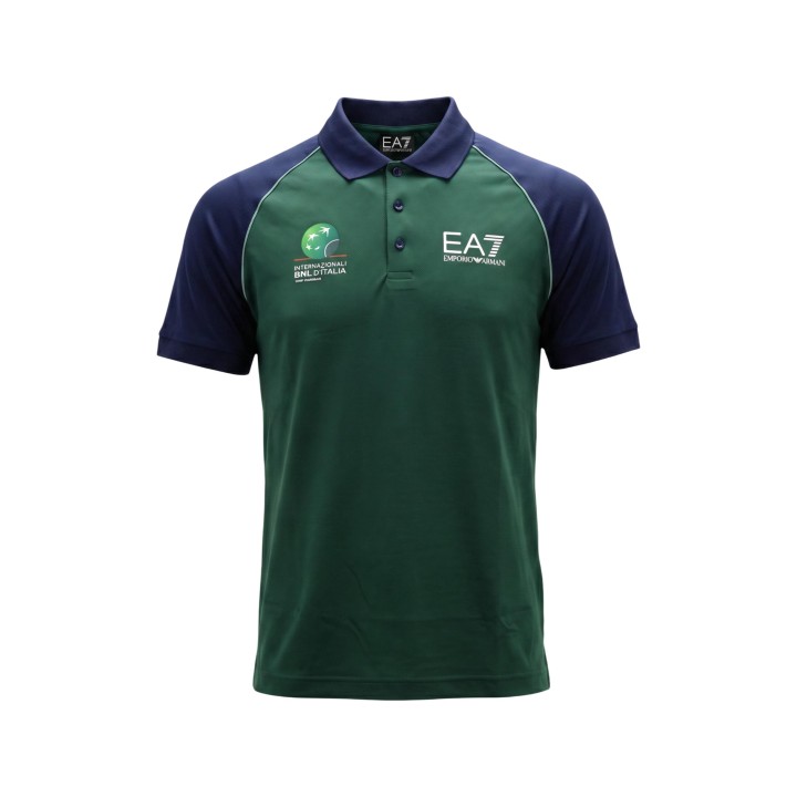 Detalle frontal del polo EA7 de hombre azul y verde
