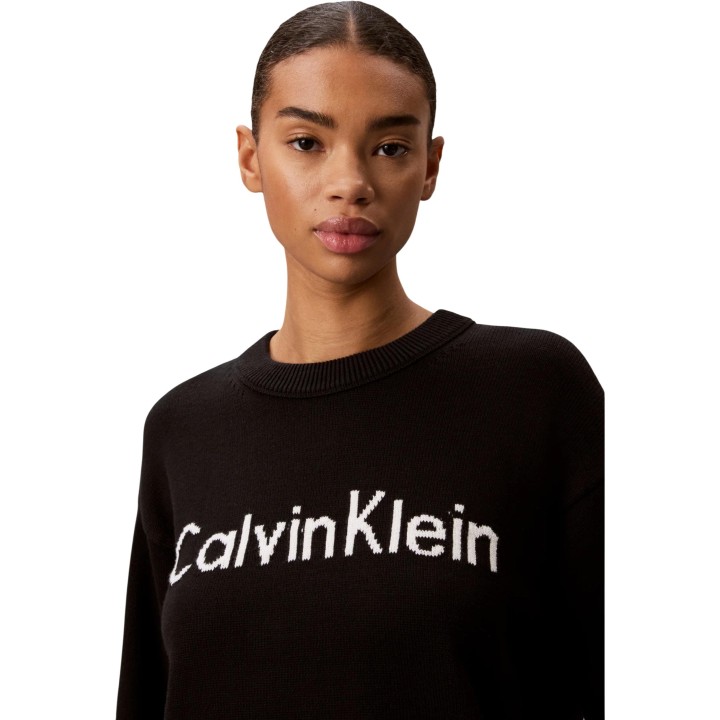 Detalle frontal de sudadera negra de mujer Calvin Klein Jeans LV044G313G