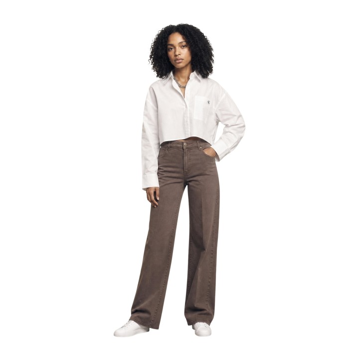 Calvin Klein Jeans camisa blanca de mujer LV047F104G en vista frontal con modelo