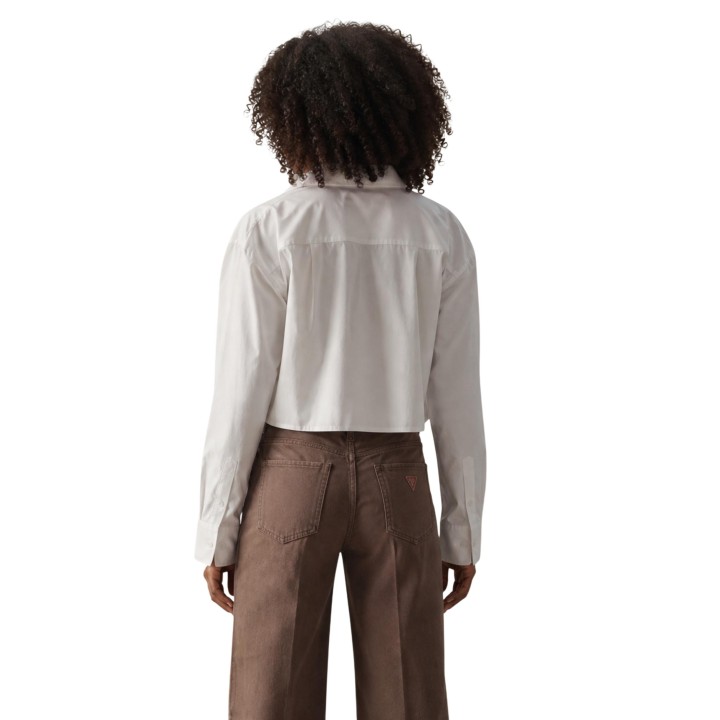 Calvin Klein Jeans camisa blanca de mujer LV047F104G en vista posterior con modelo
