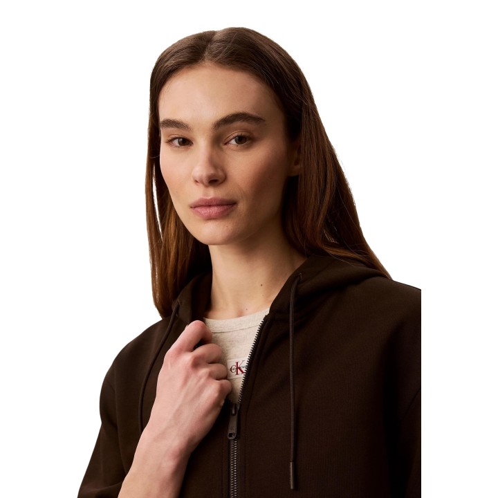 Detalle frontal de sudadera marrón con capucha Calvin Klein Jeans para mujer