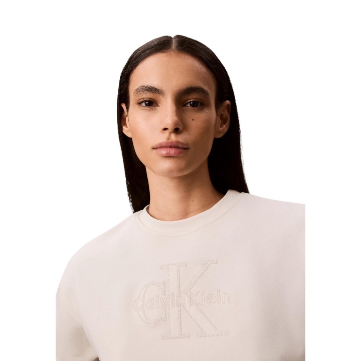 Detalle frontal de sudadera de mujer crema Calvin Klein Jeans