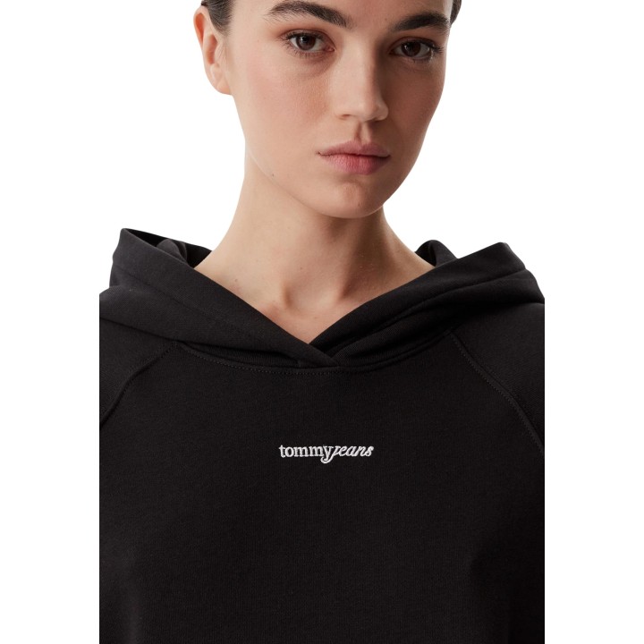 Detalle del logo en sudadera negra de mujer Tommy Hilfiger Jeans DW0DW22825