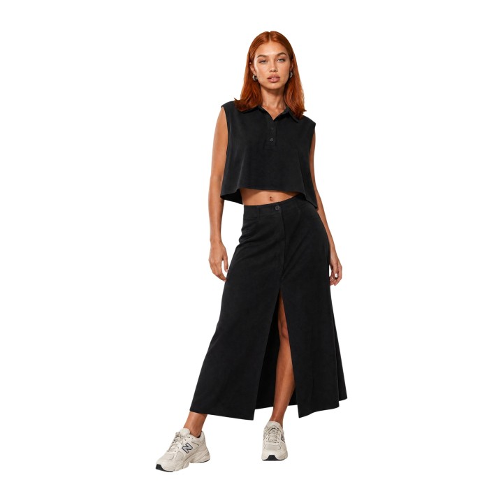 I am camisa de mujer negra de modal modelo 30902 vista de tres cuartos