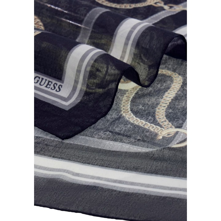 Detalle de pashmina Guess de mujer negra con bandas y cadenas