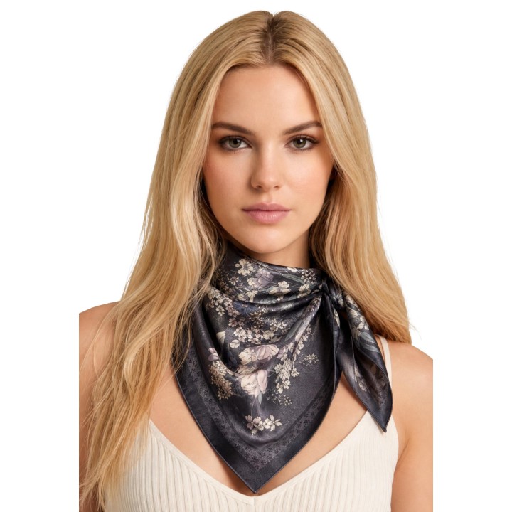 Guess pashmina de mujer negra AW5538 MOD03 en detalle frontal sobre modelo