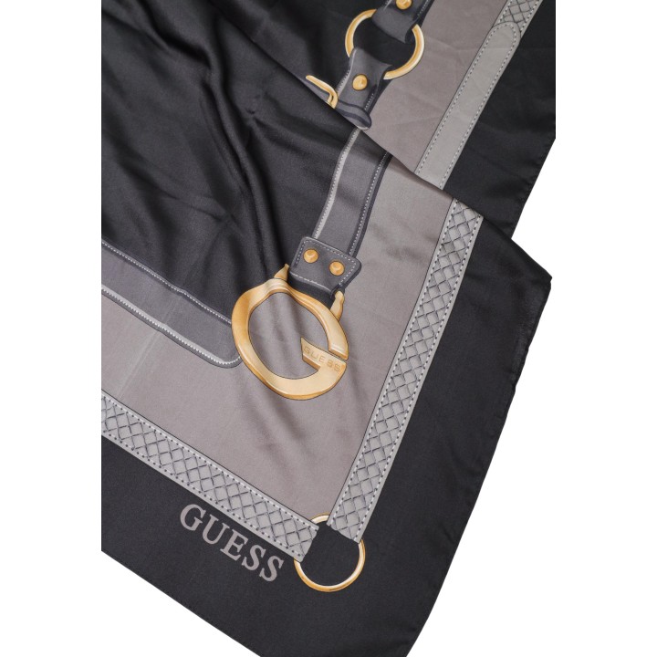 Detalle frontal de pashmina Guess Camden negra para mujer con estampado y herrajes dorados