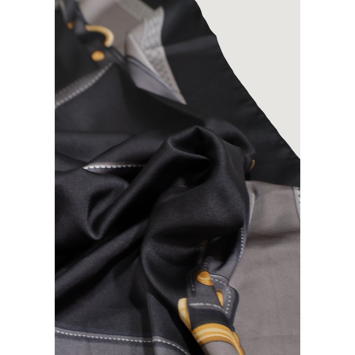 Detalle de pashmina Guess Camden negra para mujer con estampado y acabado satinado