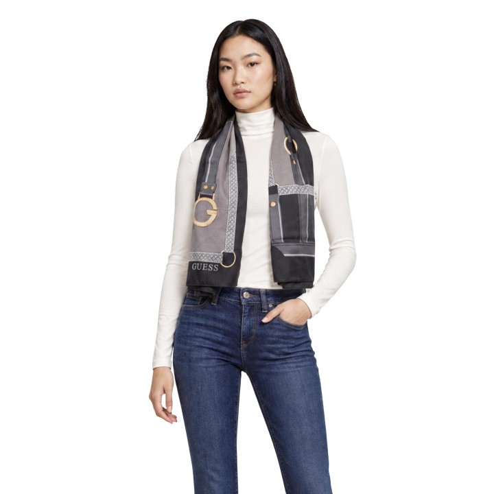 Pashmina Guess Camden negra para mujer AW5652 POL03 en vista frontal sobre modelo