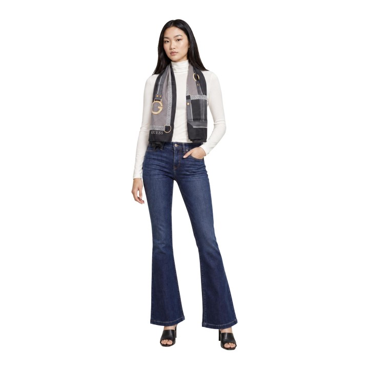 Pashmina Guess Camden negra para mujer AW5652 POL03 en vista frontal sobre modelo de cuerpo entero