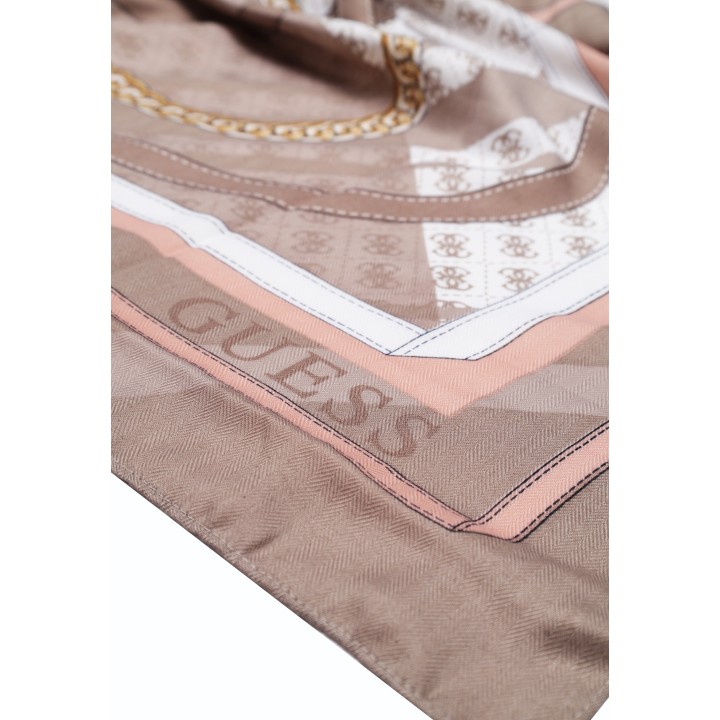 Guess pashmina beige para mujer Yvonne Logo vista de detalle del estampado