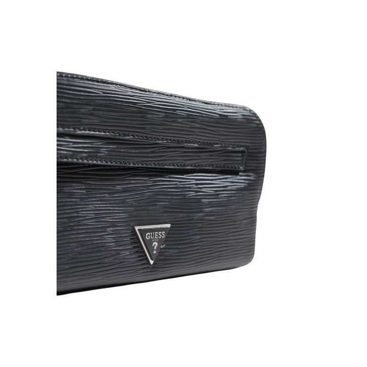 Detalle del logo Guess en bolso Milano Small Necessá negro