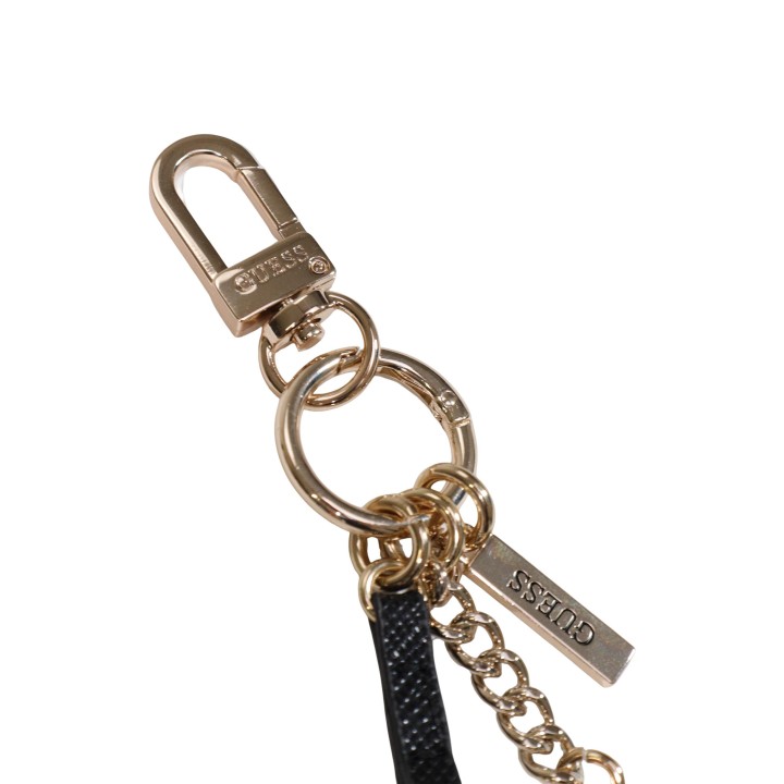 Detalle frontal del llavero Guess de mujer negro con mosquetón metálico