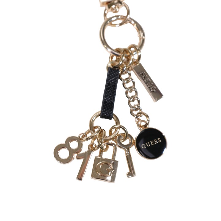 Detalle del llavero Guess de mujer negro con charms metálicos
