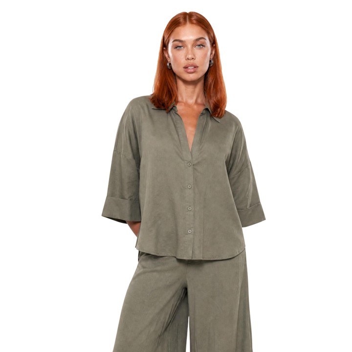 I am camisa de mujer verde salvia de lino 17501 vista frontal