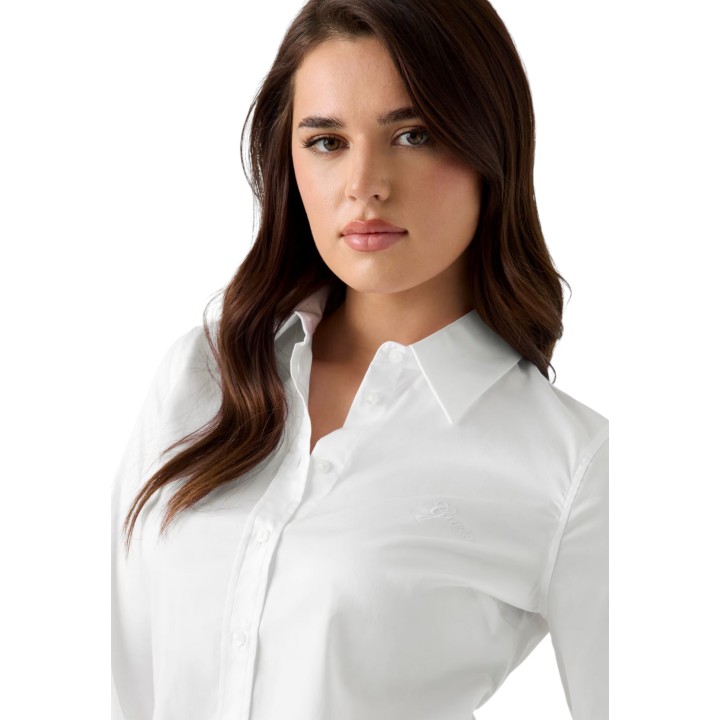 Guess camisa blanca de mujer detalle frontal del cuello y logo