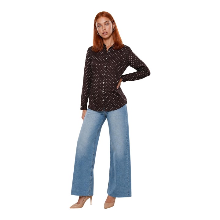 Guess blusa de mujer marrón con lunares modelo W6YH68 W3212 vista tres cuartos