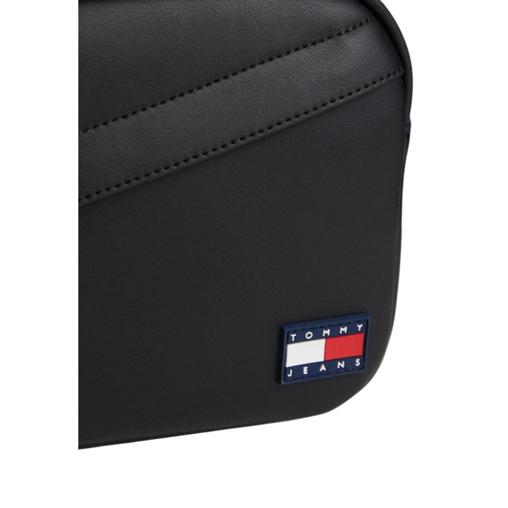 Detalle del logo de Tommy Hilfiger en neceser negro de PU para hombre