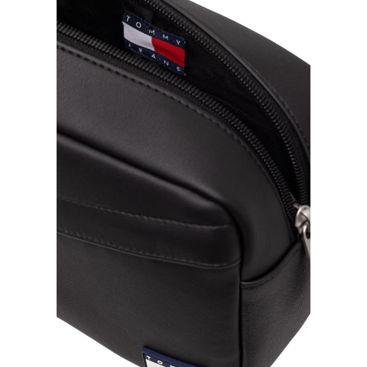 Detalle interior y cremallera del neceser negro de PU Tommy Hilfiger
