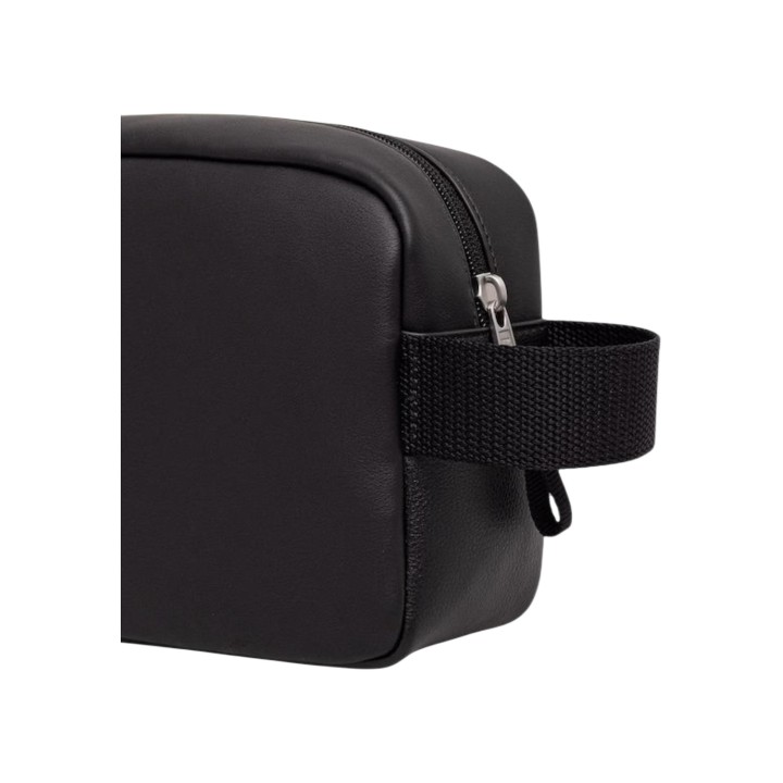 Detalle lateral del neceser negro de PU Tommy Hilfiger con asa textil