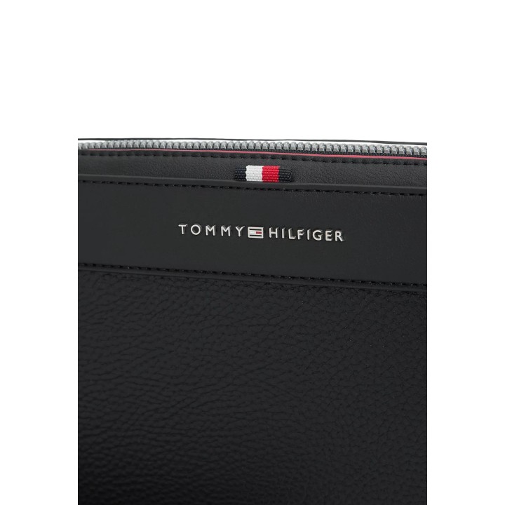 Detalle del logo Tommy Hilfiger en bolso negro de hombre