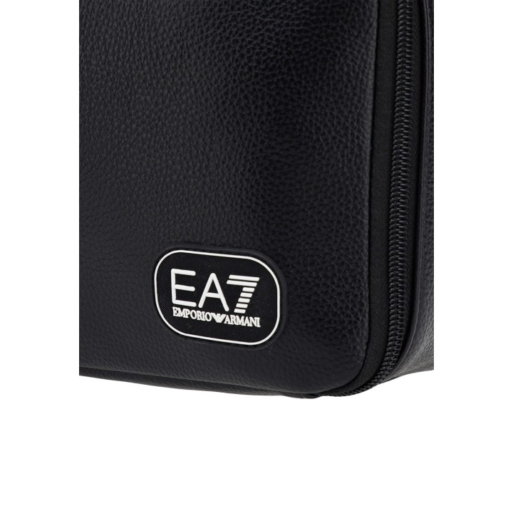Bolso EA7 para hombre negro detalle del logo y textura