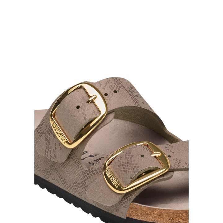 Detalle de hebillas doradas en sandalias Birkenstock Arizona BB grises para mujer