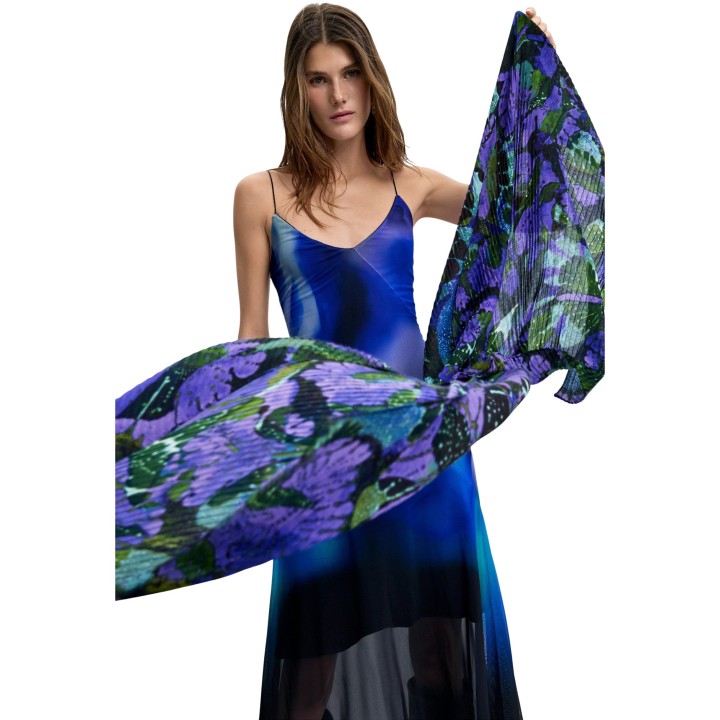Desigual pashmina de mujer verde estampada plisada vista frontal sobre modelo