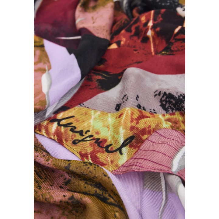 Detalle del tejido de pashmina Desigual de mujer bordeaux estampada