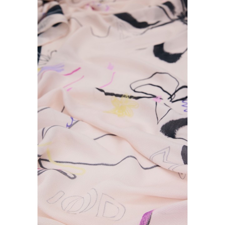 Detalle del estampado floral de la pashmina Desigual blanca para mujer