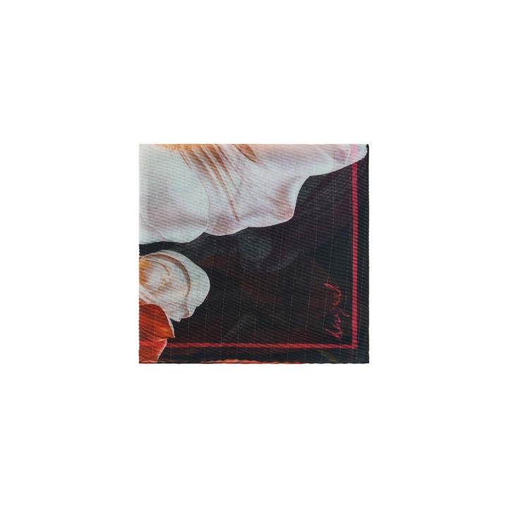 Pashmina de mujer Desigual negra con flores vista posterior modelo 26WAWA17