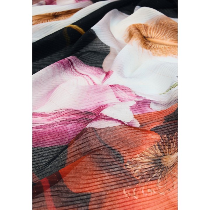 Detalle de pashmina de mujer Desigual negra con estampado floral modelo 26WAWA17