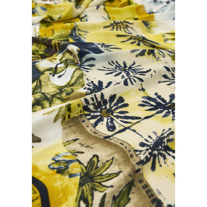 Detalle del estampado floral verde y azul de la pashmina Desigual FOU_BLOSSIRA