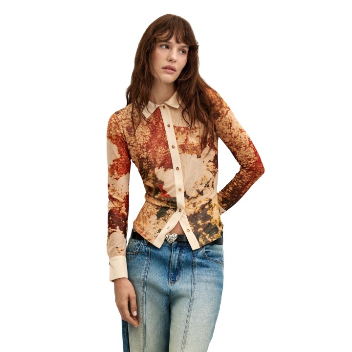 Desigual camisa de mujer beige estampada vista frontal de tres cuartos