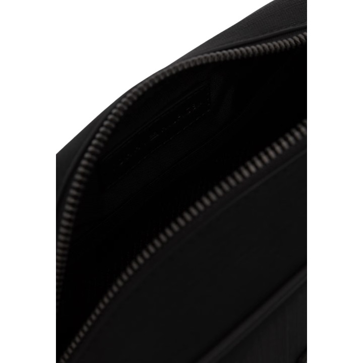 Detalle del interior negro del neceser Tommy Hilfiger